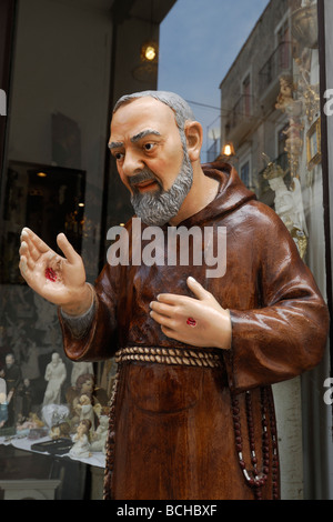 Monte Sant' Angelo Apulien Italien Gargano Region Statue von Padre Pio zeigt die Stigmata an den Händen Stockfoto