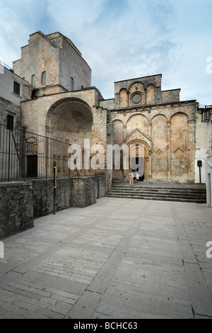 Monte Sant' Angelo Apulien Italien 12. C Kirche San Pietro (links) und der 12. C romanische Santa Maria Maggiore (rechts) Stockfoto