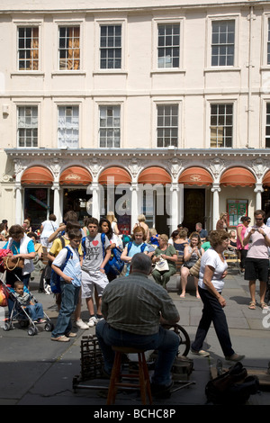 EIN BLICK AUF DIE ABTEI KIRCHHOF UMGEBUNG MIT A STREET PERFORMER, EIN STRAßENMUSIKER SPIELEN FÜR DIE BESUCHER. Stockfoto