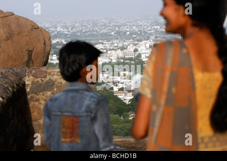 Ein Blick über Teile von Hyderabad aus dem historischen Golconda Fort in Hyderabad in Indien Stockfoto