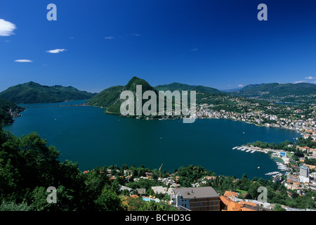 Panoramablick auf Lake Lugano Lugano City und San Salvatore Mountain Lake Lugano Tessin Schweiz Stockfoto