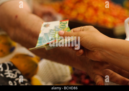 Israel Jerusalem Machane Yehuda Markt Geld wechselnde Hände Käufer für die Ware bezahlen Stockfoto