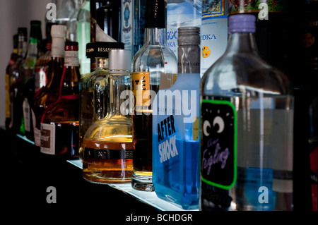 Alkoholflaschen auf einem Regal in einer bar Stockfoto