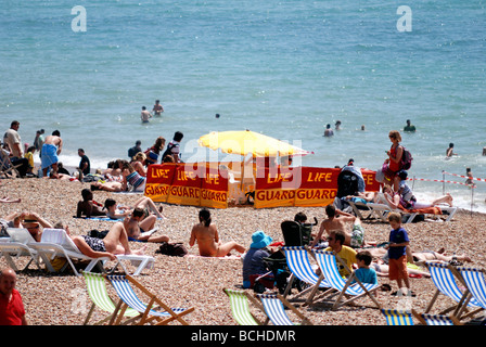 Strand Rettungsschwimmer im Dienst Stockfoto