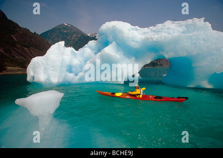 Sea Kayaker nähert sich Eisberg Tracy Arm SE AK Sommer Furten-Terror Wildnisgebiet Stockfoto