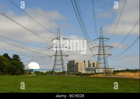 Pylone mit Strom von Sizewell A und B nuklearen Kraftwerken in Leiston, Suffolk, UK Stockfoto