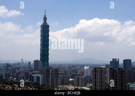 Taipei 101 Tower in der Skyline, ein Wahrzeichen supertall Wolkenkratzer aus Xiangshan aka Elephant Mountain oder den Elefanten, Xinyi Bezirk, Taiwan gesehen Stockfoto