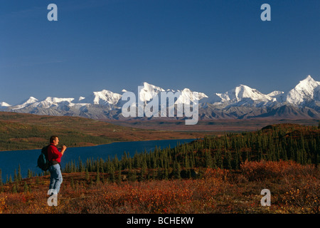 Wanderer Denali Natl Park Alaska Range Wonder Lake AK/nInterior Herbst tagsüber Stockfoto