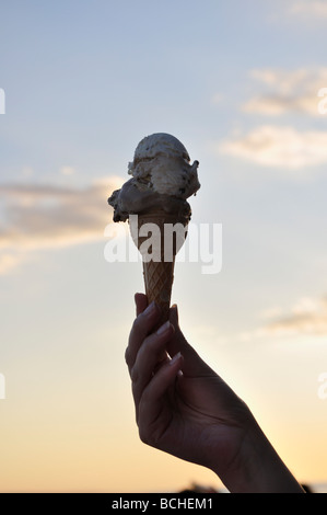 Hand mit Eis Stockfoto