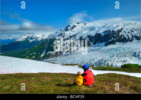 Vater und Sohn auf dem Harding Ice Field Trail mit Blick auf Exit-Gletscher in Kenai Fjorde-Nationalpark, Alaska Stockfoto