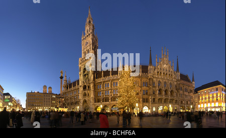 Deutschland München Marienplatz Marien Platz fair Rathaus Rathaus Weihnachtsmarkt bei Nacht Stockfoto