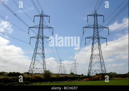 Pylone mit Strom aus Sizewell A und B Kernkraftwerke in Leiston Suffolk UK Stockfoto