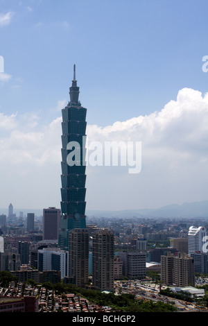 Taipei 101 Tower in der Skyline, ein Wahrzeichen supertall Wolkenkratzer aus Xiangshan aka Elephant Mountain oder den Elefanten, Xinyi Bezirk, Taiwan gesehen Stockfoto