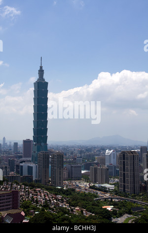 Taipei 101 Tower in der Skyline, ein Wahrzeichen supertall Wolkenkratzer aus Xiangshan aka Elephant Mountain oder den Elefanten, Xinyi Bezirk, Taiwan gesehen Stockfoto