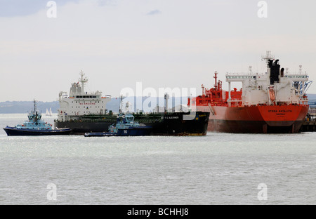 Marine Terminal Fawley Southampton UK Crude Oil Tanker T C Glenisner wird auf einen Bogen von Schleppern Trax und Apex manövriert Stockfoto