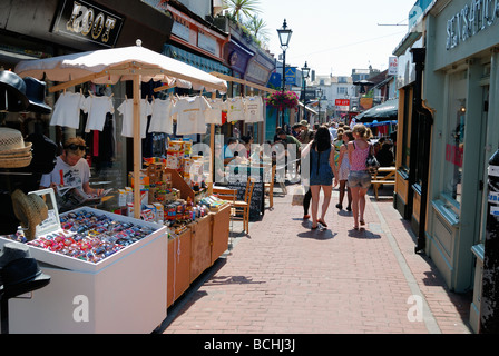 Marktstände und Shopper in den North Lanes Brighton Stockfoto