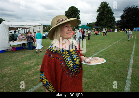 Fete Dorf Cavendish Suffolk England Kirche Fete Village Green Sommer traditionelle britische typische alte Fashioned Mittelschicht Stockfoto