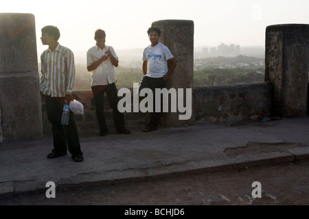 Drei indische Männer stehen auf der Oberseite Golconda Fort mit Blick auf Hyderabad in Indien Stockfoto