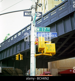 Special Agent Everett E. Hatcher Ort und W 17 St Straßenschilder in der Nähe von High Line Park Struktur Chelsea in Manhattan New York City NYC USA KATHY DEWITT Stockfoto