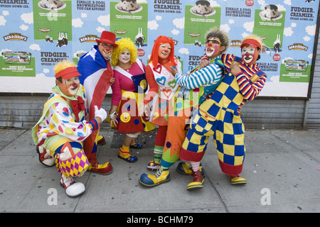 Truppe von Clowns, die bereit sind, bei der Brooklyn Puerto Ricaner Parade im Stadtteil Bushwick zu marschieren. Stockfoto