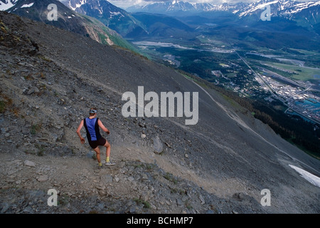 Weibliche Konkurrenz rinnt Mount Marathon während Rennen Seward Alaska Halbinsel Kenai Sommerevent Stockfoto