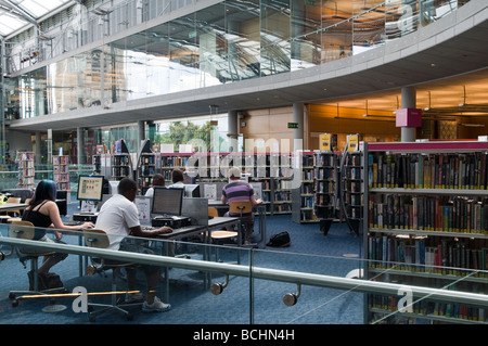 Das Forum innere Ansichten Norwich Norfolk East Anglia England UK beherbergt die Bibliothek Norfolk & Norwich Millennium (NML) Stockfoto