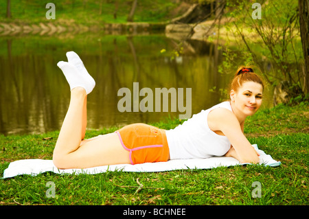 junge Frau geht im Sport unter freiem Himmel Stockfoto