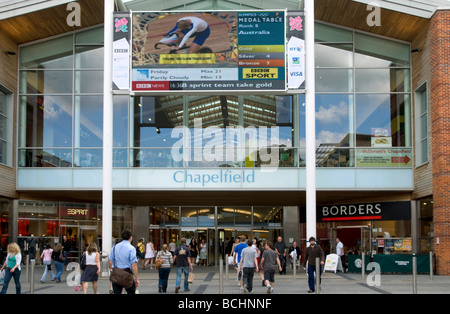 Gedränge am Eingang zum Chapelfield-Einkaufszentrum, Norwich, Norfolk, East Anglia, England UK Stockfoto