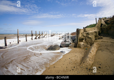 Verschiedene Versuche, Küstenerosion bei Happisburgh in Norfolk zu verhindern Stockfoto