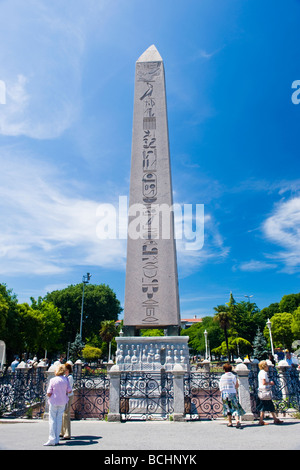 Türkei, Istanbul, Sultanahmet, zentrales Merkmal des Hippodrom, ägyptischen Obelisk errichtet 1500 BC in Luxor auf Basis des Theodosius Stockfoto