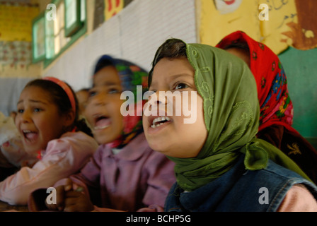 Eine überfüllte Klassenzimmer an einer Grundschule in Sohag in Oberägypten Stockfoto