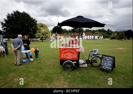 Fete Dorf Cavendish Suffolk England Kirche Fete Village Green Sommer traditionelle britische typische alte Fashioned Mittelschicht Stockfoto