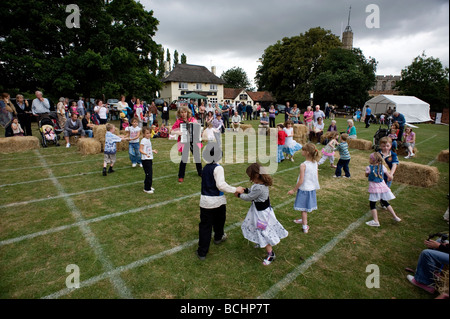 Fete Dorf Cavendish Suffolk England Kirche Fete Village Green Sommer traditionelle britische typische alte Fashioned Mittelschicht Stockfoto