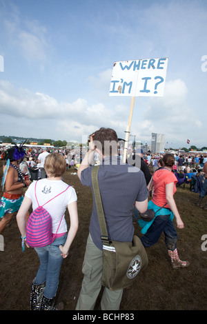 Paar mit einem Schild am Glastonbury Festival 2009 Somerset England Stockfoto