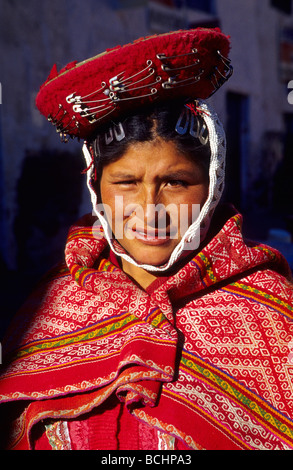 Einheimische Quechua-Frau in traditioneller Tracht Ollaytantambo Urubamba-Tal Peru Stockfoto