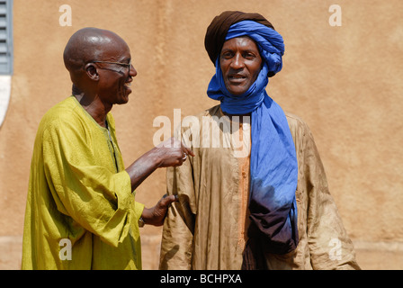 Westliche Afrika, Mali, zwei Männer haben einen Vortrag im Dorf, der Verschleiß ein Boubou aus Damast Stoff Stockfoto