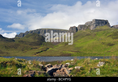 Der Quiraing von Loch Langaig. Flodigarry Trotternish, Isle Of Skye, innere Hebriden, Schottland, Vereinigtes Königreich, Europa. Stockfoto