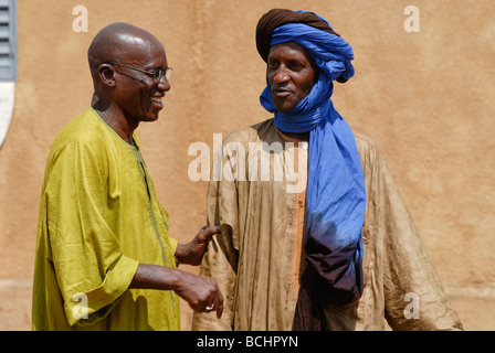 Westliche Afrika, Mali, zwei Männer haben einen Vortrag im Dorf, der Verschleiß ein Boubou aus Damast Stoff Stockfoto