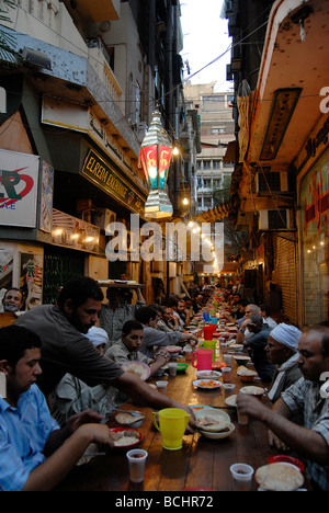 Während des Ramadan in ganz Ägypten reiche Leute und Firmen richten Sie Tabellen so genannte Ramadan Zelte für arme Menschen. Stockfoto