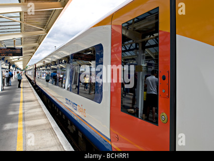 Süd-West trainiert Eisenbahnwaggons bei Weymouth Station, England, UK. Stockfoto