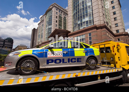 Metropolitan Polizeifahrzeug auf Rückseite Abschleppwagen LKW, London, England, UK Stockfoto