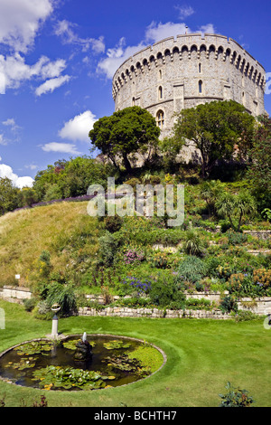 Garten unter Rundturm, Windsor Castle, Berkshire, England, offizielle Heimat von ihrer Majestät Königin Elizabeth II Stockfoto