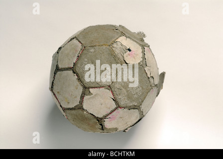 Schäbig Fußball auf weiß Stockfoto