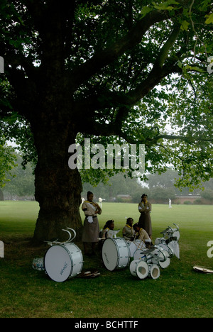 11. Juli 2009-Adventisten London Fields singen Hymnen und Unterschlupf vor dem Regen Stockfoto