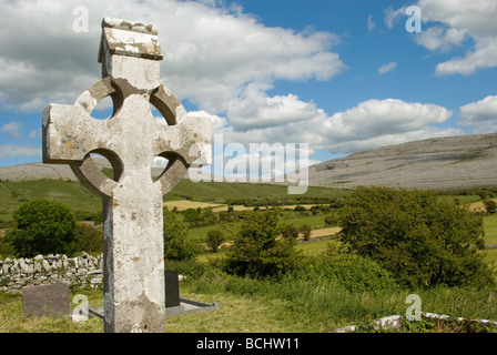 Ein keltisches Kreuz auf dem Friedhof in The Burren, County Clare, Irland Stockfoto