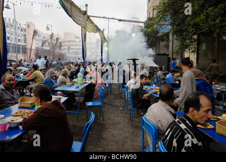 Während des Ramadan in ganz Ägypten reiche Leute und Firmen richten Sie Tabellen so genannte Ramadan Zelte für arme Menschen. Stockfoto