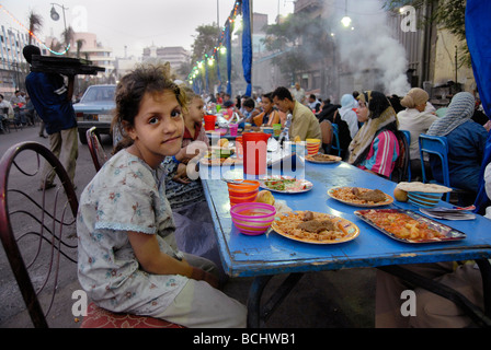 Während des Ramadan in ganz Ägypten reiche Leute und Firmen richten Sie Tabellen so genannte Ramadan Zelte für arme Menschen. Stockfoto