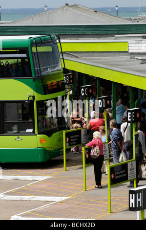 Bus Station Ryde Isle Of Wight England UK Passagiere warten an Bord Stockfoto