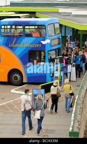 Bus Station Ryde Isle Of Wight England UK Passagiere warten an Bord Stockfoto