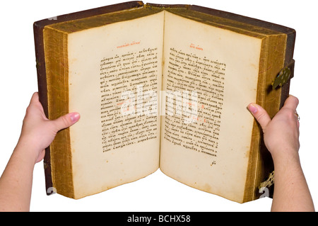 Altes großes Buch mit festem Einband ist geöffnet. Isoliert auf weiß. Stockfoto